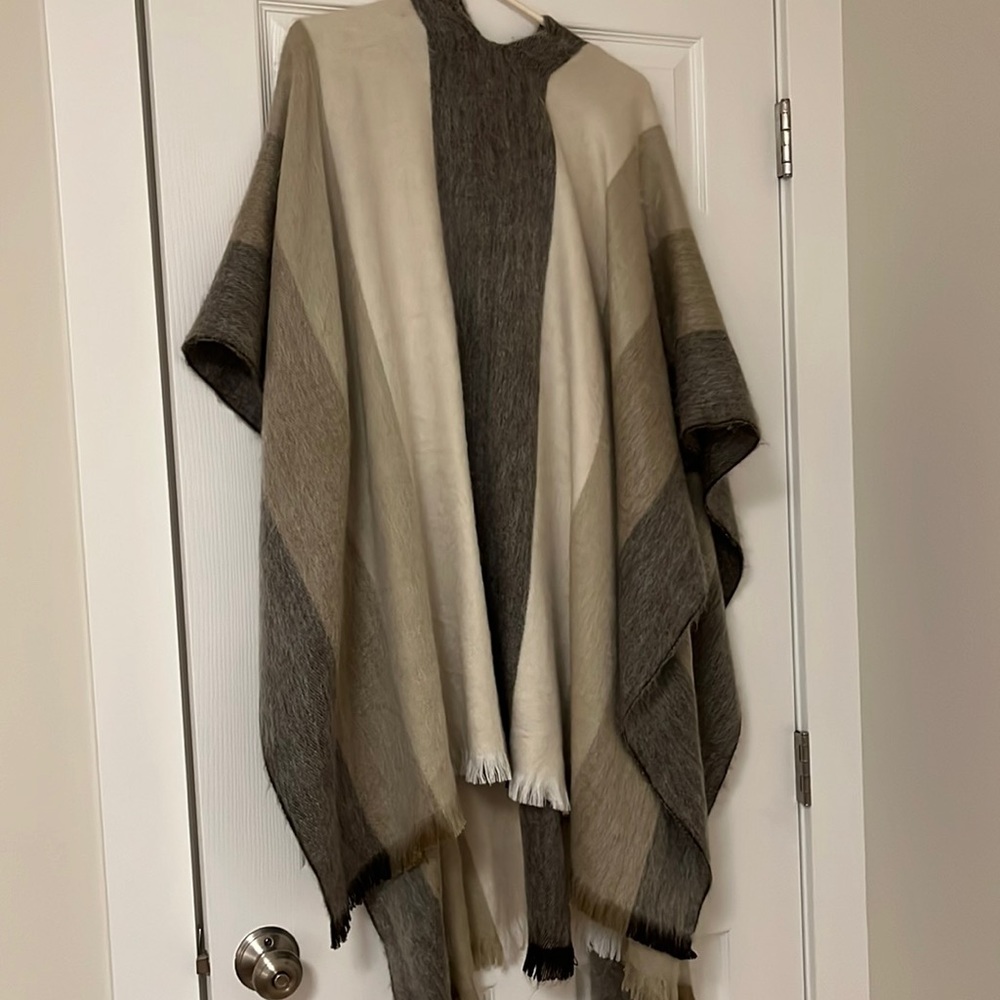 NWOT Women’s Alpaca Blend Poncho One Size